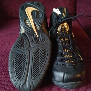 Nike air Foamposite Pro basketball New men's size 11. Black with metallic gold.